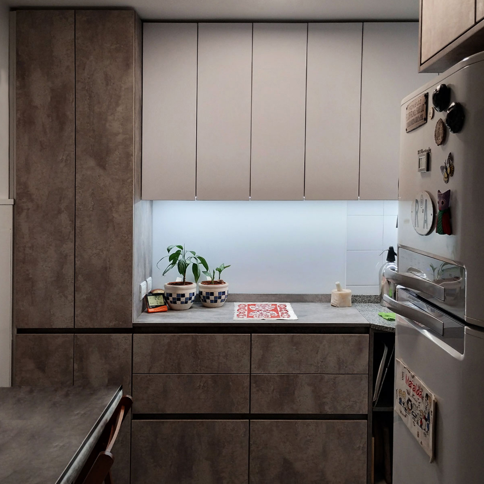 Vista frontal de módulo alto de cocina en melamina Home combinado con alacena blanca Everest.