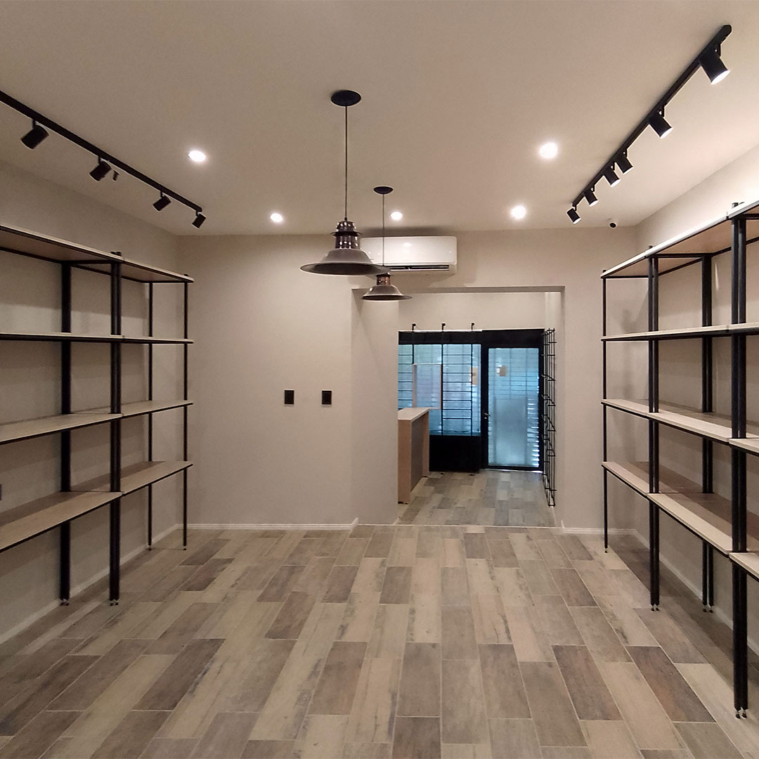 Espacio central de vinería, con estanterías metálicas estilo industrial a medida