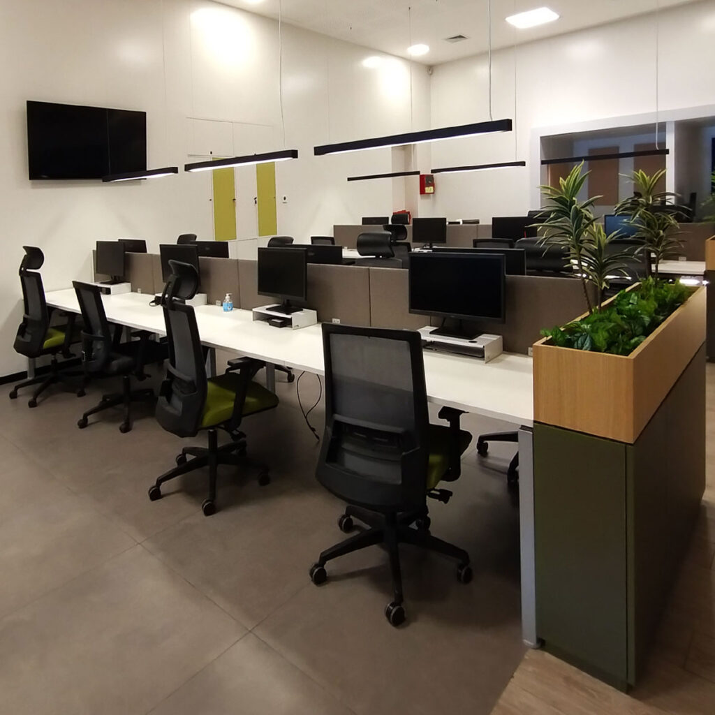 Vista general de isla de trabajo corporativa para 8 personas, con tapa en melamina y estructura metálica tipo pórtico