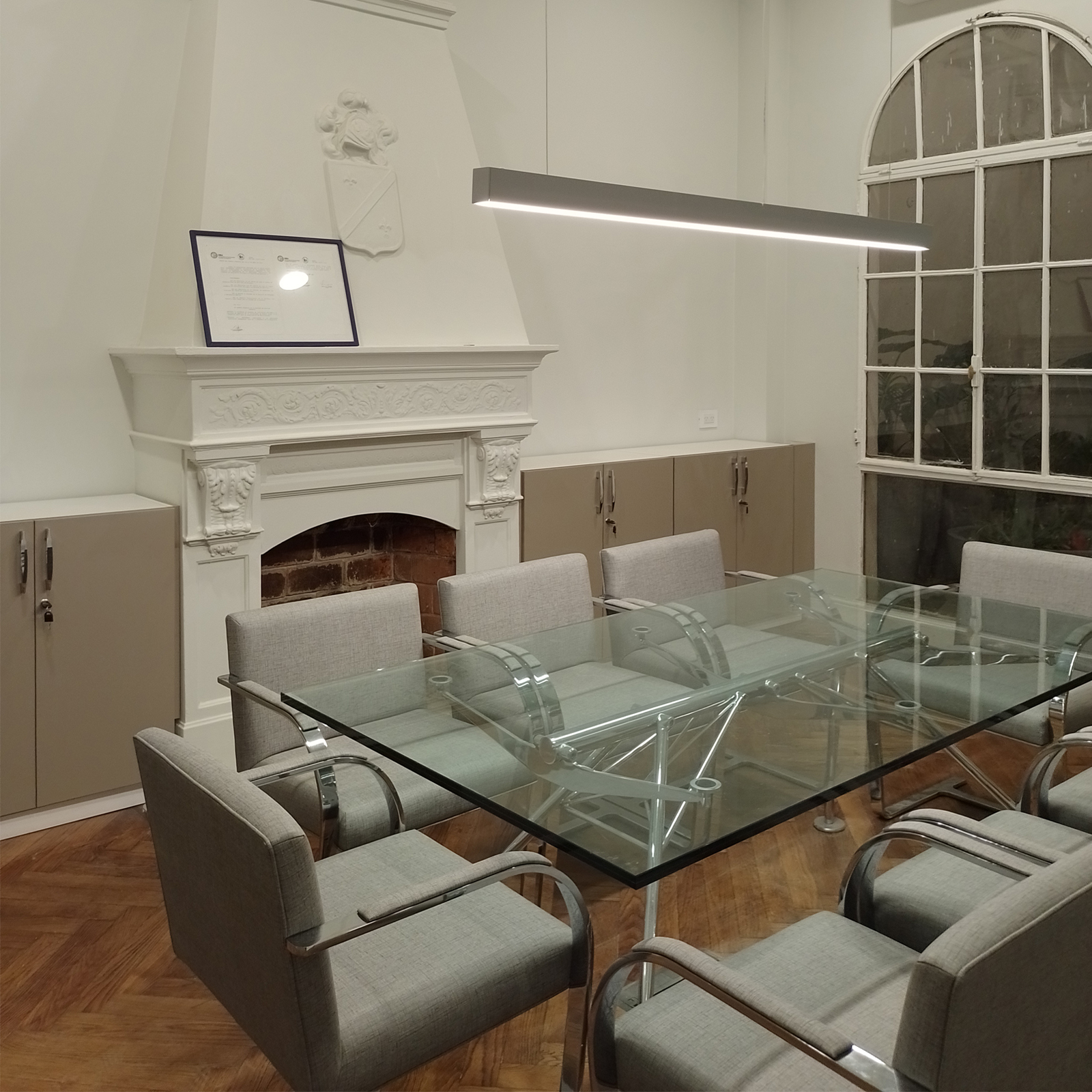 mesa-sala-de-reunion-sillas-gerenciales