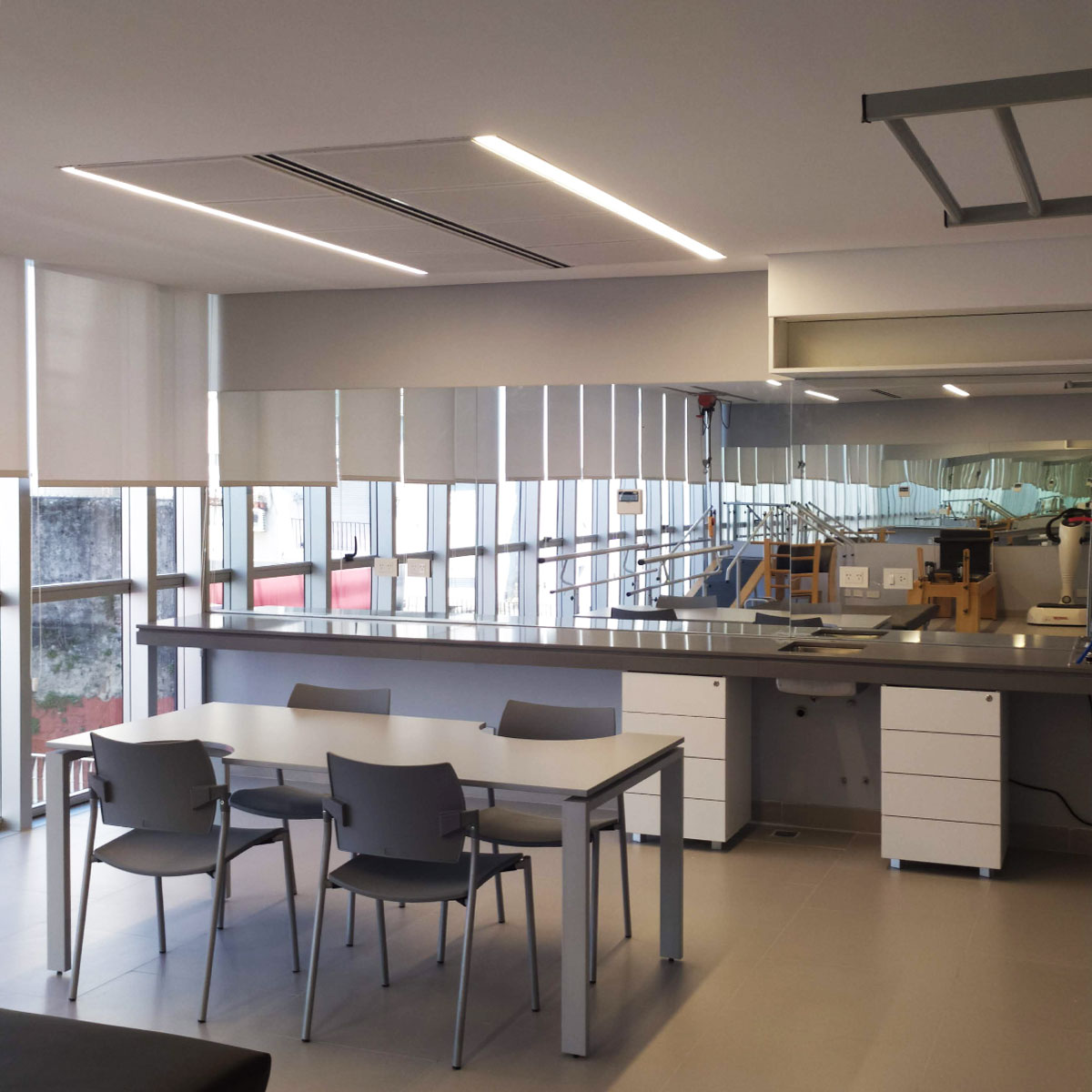 Vista general de mobiliario en melamina adaptado a área de recuperación ortopédica.