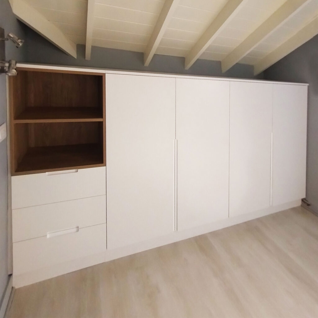 placard infantil laqueado blanco con estantería abierta en madera petiribi lustrado.