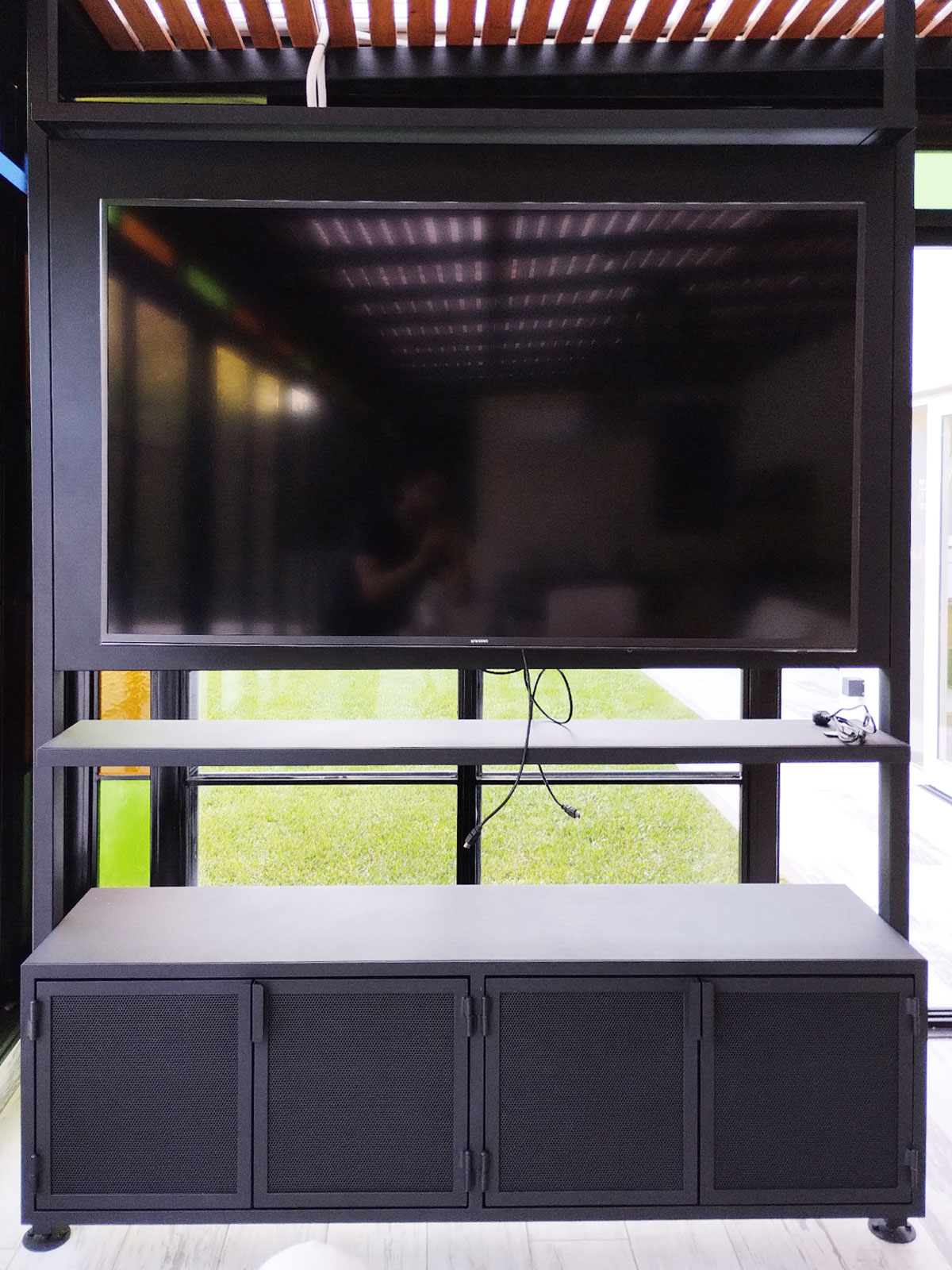 Mueble para tv a medida en quincho, estilo industrial, ideal para grandes espacios.