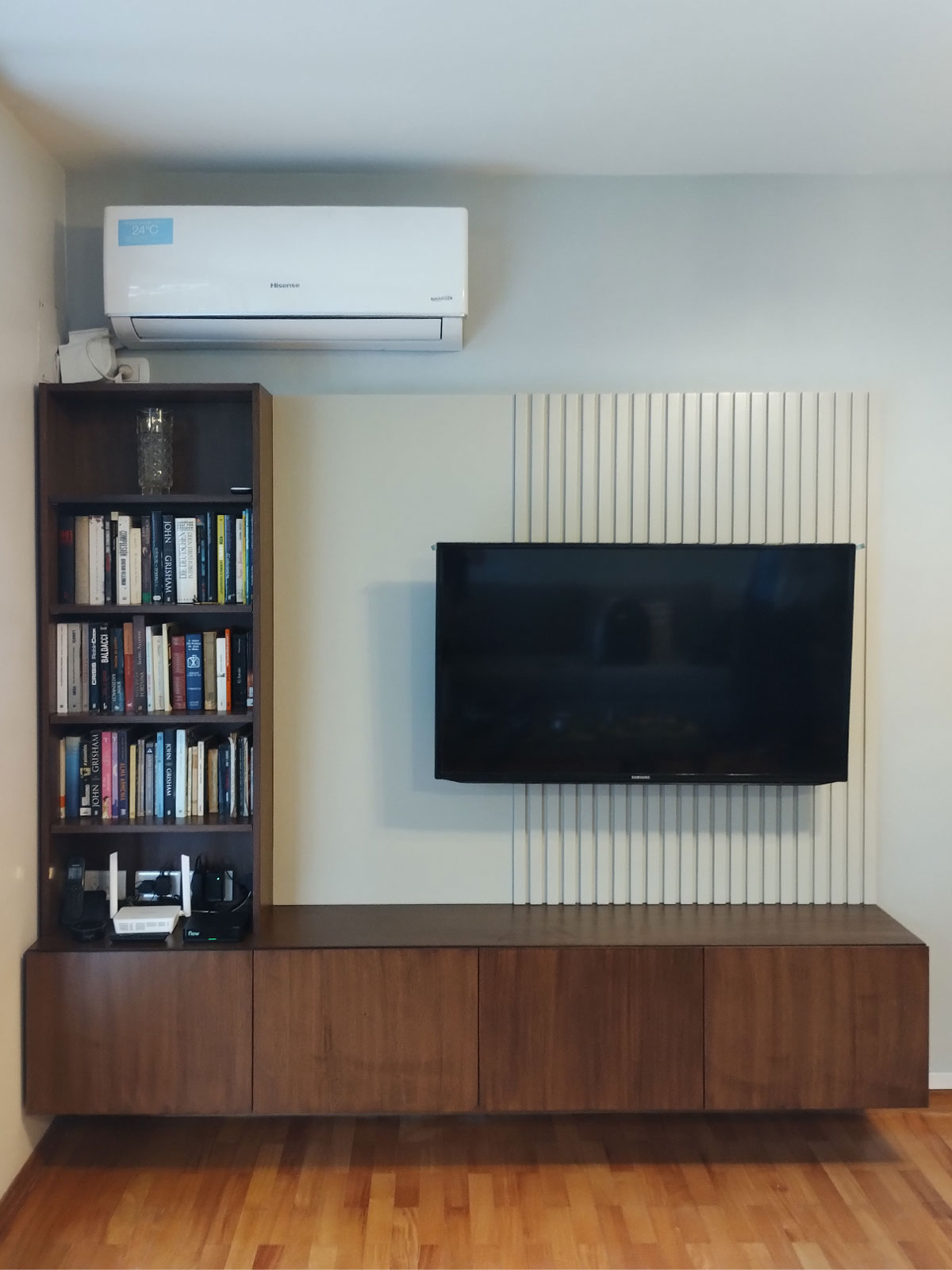 vista frontal mueble de tv flotante a medida enchapado madera natural lustrado