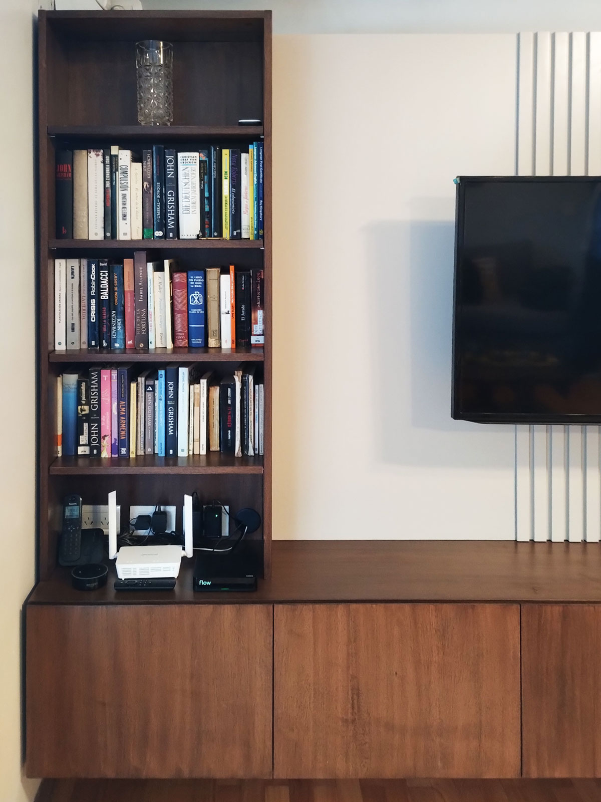 foto detalle de biblioteca enchapada en cedro lustre natural