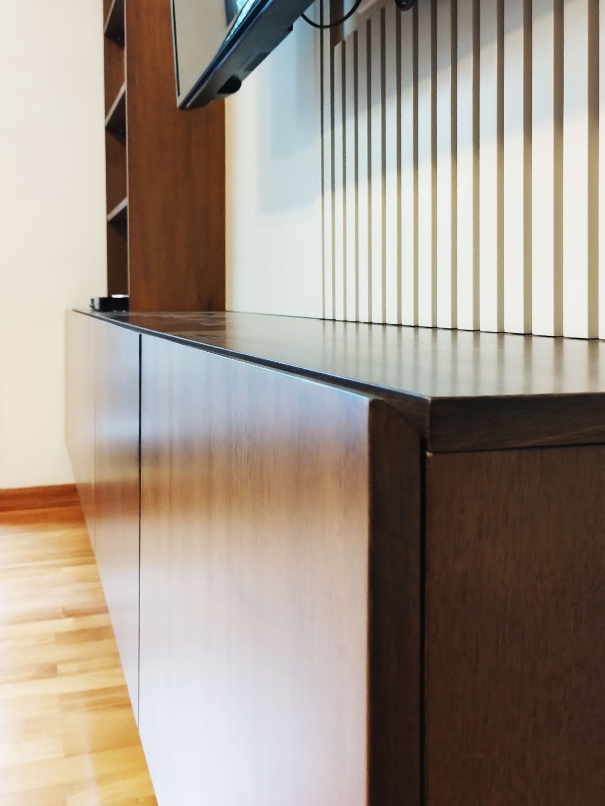 detalle lateral de apertura de puerta de mueble de tv